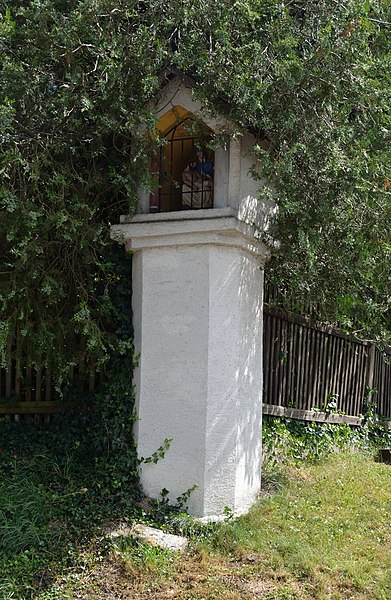 File:Wayside shrine, Waasenstraße, Kirchstetten 01.jpg